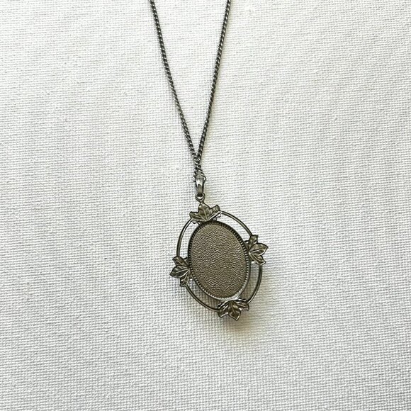 Vintage White Ship Cameo Pendant Necklace - Picture 4 of 5